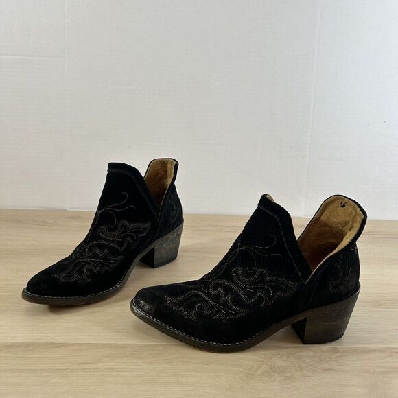 Elegant Black Ankle Boots with Intricate Stitching. The brand is Circle G. - Picture 4 of 16